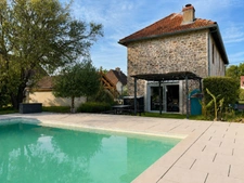 Longère en pierre rénovée – Piscine, charme & confort