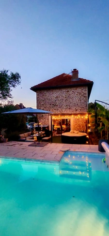 Longère en pierre rénovée – Piscine, charme & confort