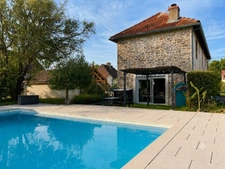Longère en pierre rénovée – Piscine, charme & confort