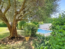 MONTÉLIMAR (26200) – Maison familiale climatisée de 162 m², 5 chambres dont une vaste pièce de 35 m², piscine et jardin clos arboré de 827m2