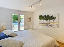 MONTÉLIMAR (26200) – Maison familiale climatisée de 162 m², 5 chambres dont une vaste pièce de 35 m², piscine et jardin clos arboré de 827m2