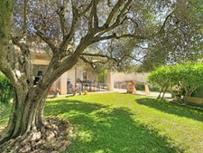 MONTÉLIMAR (26200) – Maison familiale climatisée de 162 m², 5 chambres dont une vaste pièce de 35 m², piscine et jardin clos arboré de 827m2