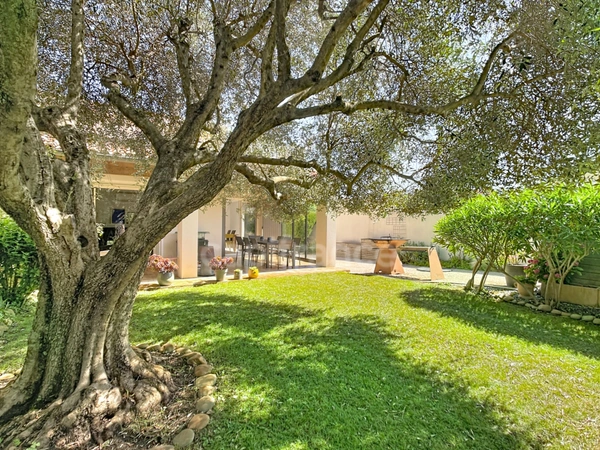 MONTÉLIMAR (26200) – Maison familiale climatisée de 162 m², 5 chambres dont une vaste pièce de 35 m², piscine et jardin clos arboré de 827m2