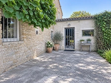 Drôme Provençale, in Suze-la-Rousse – Renovated Provençal farmhouse • 5 bedrooms, 4 bathrooms/shower rooms, 5 toilets • Swimming pool • 2 gîtes • Orchard