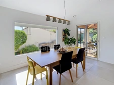 MONTÉLIMAR (26200) – Maison familiale climatisée de 162 m², 5 chambres dont une vaste pièce de 35 m², piscine et jardin clos arboré de 827m2