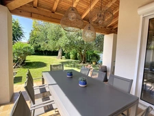 MONTÉLIMAR (26200) – Maison familiale climatisée de 162 m², 5 chambres dont une vaste pièce de 35 m², piscine et jardin clos arboré de 827m2