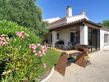 MONTÉLIMAR (26200) – Maison familiale climatisée de 162 m², 5 chambres dont une vaste pièce de 35 m², piscine et jardin clos arboré de 827m2