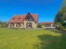 Dpt Pas-De-Calais(62) , à vendre propriété P(8) de 304m2 , terrain de 3000m2 ,double garages, véranda , pergola , cave à vins