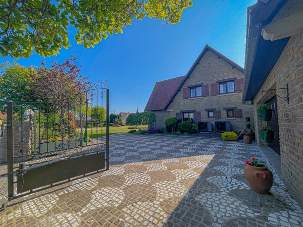 Dpt Pas-De-Calais(62) , à vendre propriété P(8) de 304m2 , terrain de 3000m2 ,double garages, véranda , pergola , cave à vins