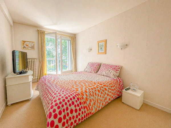  CALAIS , Dpt (62) à vendre appartement 3 pièces 75M2 , deux chambres , cave , parking privatif 