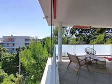 Appartement lumineux avec grande terrasse et double box, au cœur d’une résidence récente et sécurisée.