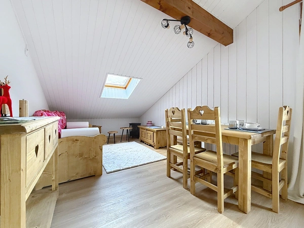  Appartement mansardé rénové à 50 m du télésiège - BELLEVAUX HIRMENTAZ (74) 