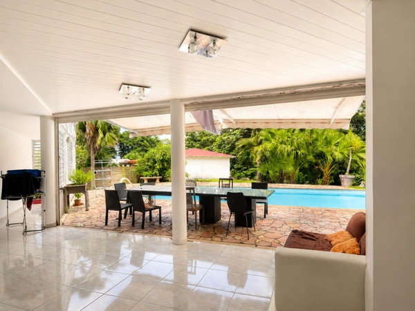 FORT-DE-FRANCE – Villa avec piscine et bungalow indépendant 