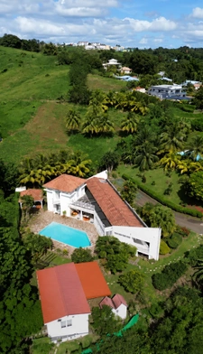 FORT-DE-FRANCE – Villa avec piscine et bungalow indépendant 