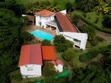 FORT-DE-FRANCE – Villa avec piscine et bungalow indépendant 