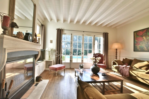 Dpt Loiret (45), à vendre SULLY SUR LOIRE Maison bourgeoise 9 pièces de 270 m² - Terrain de 2 548,00 m² - Piscine chauffée - Garage - 