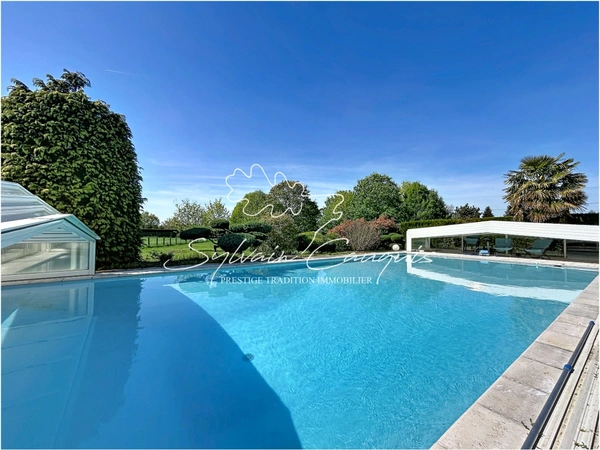 Propriété à vendre proche de CHATEAUNEUF SUR LOIRE  - 1 hectare - Fermette de caractère de 394m2 - Piscines chauffée - Cours de Tennis 