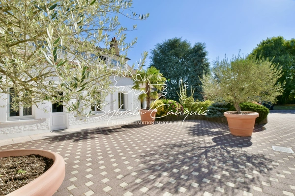 Propriété à vendre proche de CHATEAUNEUF SUR LOIRE  - 1 hectare - Fermette de caractère de 394m2 - Piscines chauffée - Cours de Tennis 