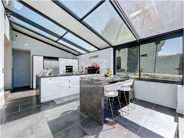 Propriété à vendre proche de CHATEAUNEUF SUR LOIRE  - 1 hectare - Fermette de caractère de 394m2 - Piscines chauffée - Cours de Tennis 