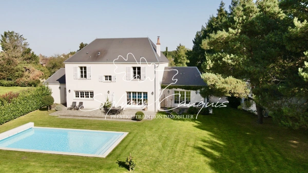 Dpt Loiret (45), à vendre SULLY SUR LOIRE Maison bourgeoise 9 pièces de 270 m² - Terrain de 2 548,00 m² - Piscine chauffée - Garage - 