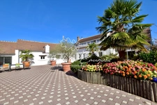 Propriété à vendre proche de CHATEAUNEUF SUR LOIRE  - 1 hectare - Fermette de caractère de 394m2 - Piscines chauffée - Cours de Tennis 