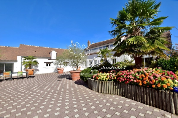 Propriété à vendre proche de CHATEAUNEUF SUR LOIRE  - 1 hectare - Fermette de caractère de 394m2 - Piscines chauffée - Cours de Tennis 
