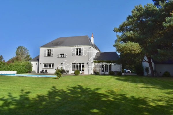 Dpt Loiret (45), à vendre SULLY SUR LOIRE Maison bourgeoise 9 pièces de 270 m² - Terrain de 2 548,00 m² - Piscine chauffée - Garage - 