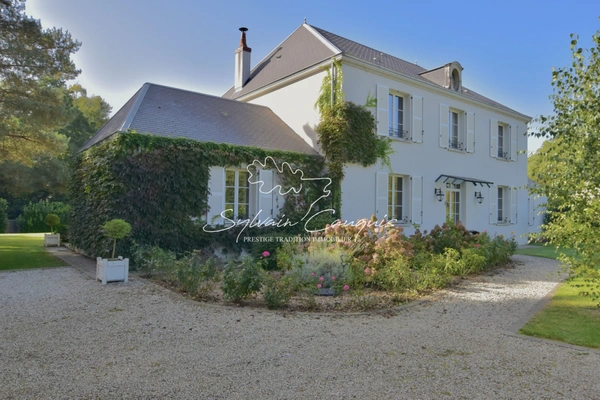 Dpt Loiret (45), à vendre SULLY SUR LOIRE Maison bourgeoise 9 pièces de 270 m² - Terrain de 2 548,00 m² - Piscine chauffée - Garage - 