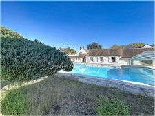 Propriété à vendre proche de CHATEAUNEUF SUR LOIRE  - 1 hectare - Fermette de caractère de 394m2 - Piscines chauffée - Cours de Tennis 