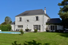 Dpt Loiret (45), for sale SULLY SUR LOIRE 9-room bourgeois house of 270 m² - Land of 2,548.00 m² - Heated swimming pool - Garage - 