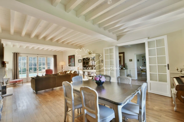 Dpt Loiret (45), à vendre SULLY SUR LOIRE Maison bourgeoise 9 pièces de 270 m² - Terrain de 2 548,00 m² - Piscine chauffée - Garage - 