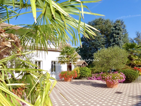 Propriété à vendre proche de CHATEAUNEUF SUR LOIRE  - 1 hectare - Fermette de caractère de 394m2 - Piscines chauffée - Cours de Tennis 