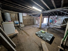 Maison en pierre à rénover : 8 457 m² de terrain et grand bâtiment d'exploitation – Le Teilleul