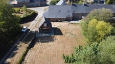 Mellé (35420) – Superbe longère en pierre rénovée avec 5 pièces, gîte, dépendances, jardin verdoyant et ruisseau