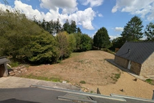 Mellé (35420) – Superbe longère en pierre rénovée avec 5 pièces, gîte, dépendances, jardin verdoyant et ruisseau