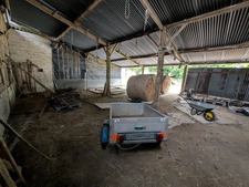 Maison en pierre à rénover : 8 457 m² de terrain et grand bâtiment d'exploitation – Le Teilleul