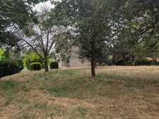 Maison en pierre à rénover : 8 457 m² de terrain et grand bâtiment d'exploitation – Le Teilleul
