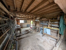 Maison en pierre à rénover : 8 457 m² de terrain et grand bâtiment d'exploitation – Le Teilleul