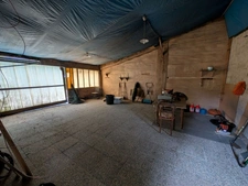 Maison en pierre à rénover : 8 457 m² de terrain et grand bâtiment d'exploitation – Le Teilleul