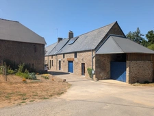 Mellé (35420) – Superbe longère en pierre rénovée avec 5 pièces, gîte, dépendances, jardin verdoyant et ruisseau
