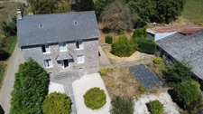 Maison en pierre à rénover : 8 457 m² de terrain et grand bâtiment d'exploitation – Le Teilleul
