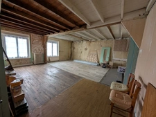 Maison en pierre à rénover : 8 457 m² de terrain et grand bâtiment d'exploitation – Le Teilleul