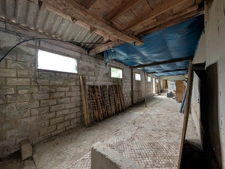 Maison en pierre à rénover : 8 457 m² de terrain et grand bâtiment d'exploitation – Le Teilleul