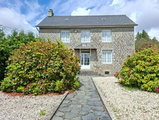 Maison en pierre à rénover : 8 457 m² de terrain et grand bâtiment d'exploitation – Le Teilleul