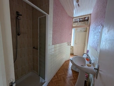 Maison en pierre à rénover : 8 457 m² de terrain et grand bâtiment d'exploitation – Le Teilleul