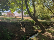 Mellé (35420) – Superbe longère en pierre rénovée avec 5 pièces, gîte, dépendances, jardin verdoyant et ruisseau