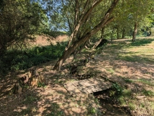 Mellé (35420) – Superbe longère en pierre rénovée avec 5 pièces, gîte, dépendances, jardin verdoyant et ruisseau