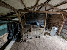 Maison en pierre à rénover : 8 457 m² de terrain et grand bâtiment d'exploitation – Le Teilleul
