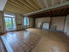 Maison en pierre à rénover : 8 457 m² de terrain et grand bâtiment d'exploitation – Le Teilleul