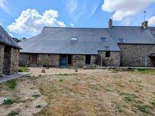 Mellé (35420) – Superbe longère en pierre rénovée avec 5 pièces, gîte, dépendances, jardin verdoyant et ruisseau